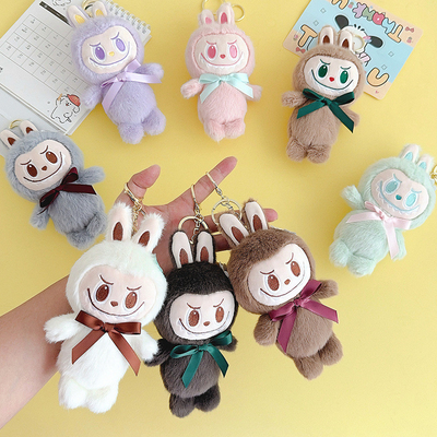 Carinoso llavero de muñeca de peluche con características y material personalizables