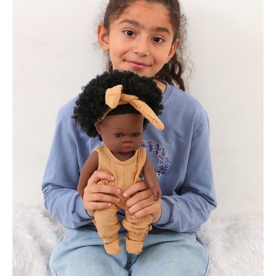 Niña de silicona de vinilo adorable muñeca negra afroamericana de 14 pulgadas para niños con logotipo personalizado