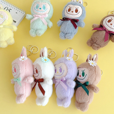 Carinoso llavero de muñeca de peluche con características y material personalizables