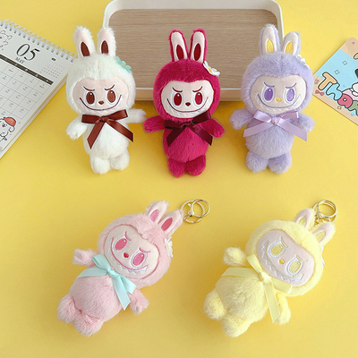Carinoso llavero de muñeca de peluche con características y material personalizables