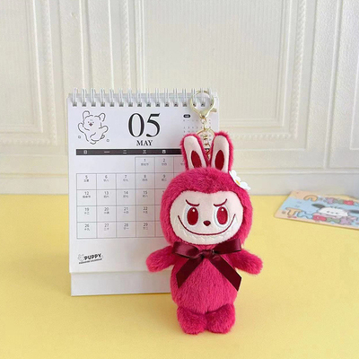 Carinoso llavero de muñeca de peluche con características y material personalizables